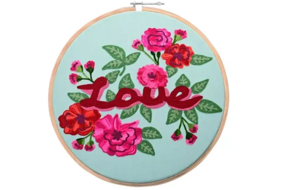 Broderibilde Love
