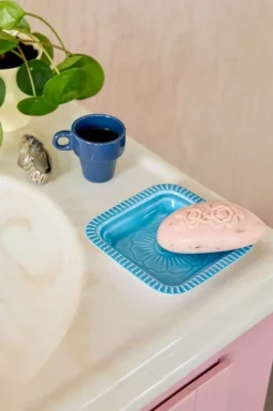 Firkantet Brett I Blått Med Pregete Detaljer – Ekstra Liten