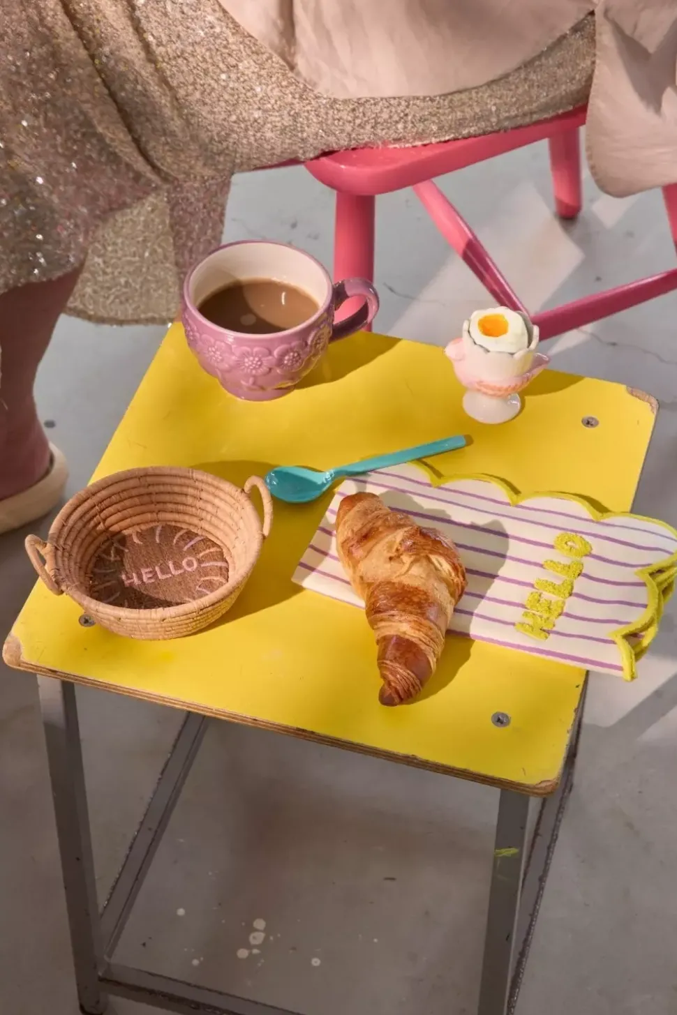 Keramikkopp Med Pregede Blomster Lilla