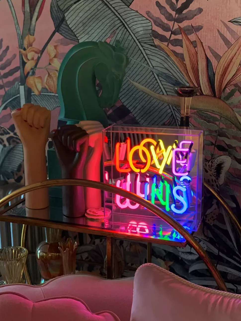 Neonskilt - LOVE WINS